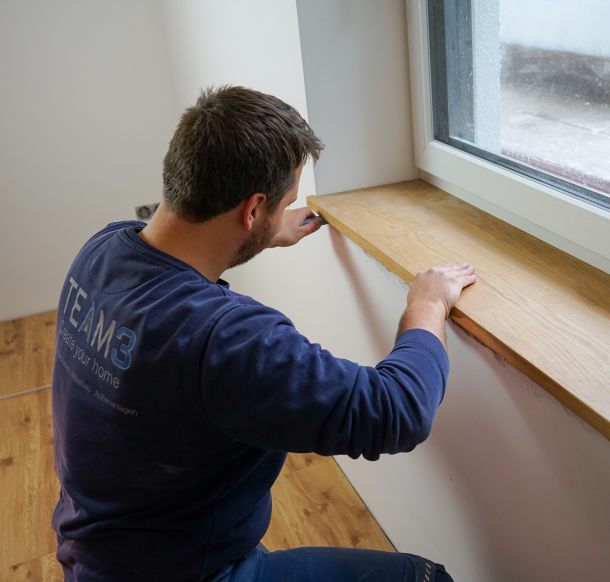 Montage der Fensterbank aus Eichenholz